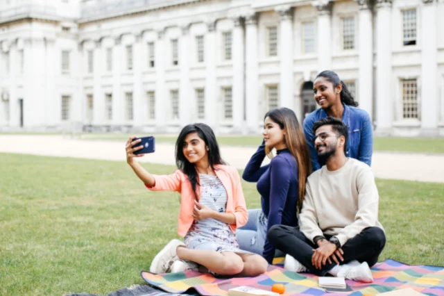 UoG Students On Campus